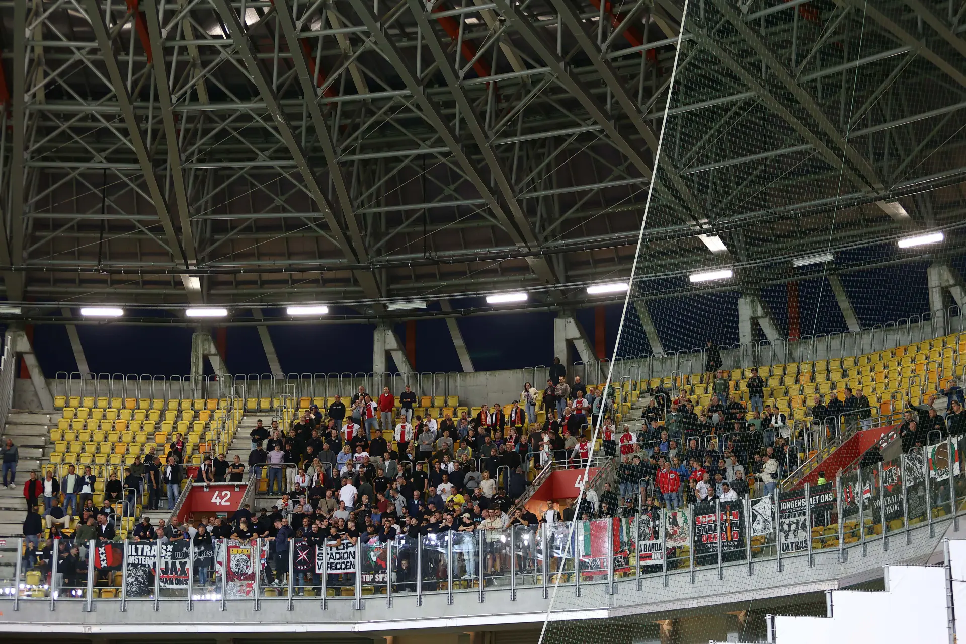 Ajax-fans vermaken zich in Bialystok: Bekijk hier foto's en filmpjes!
