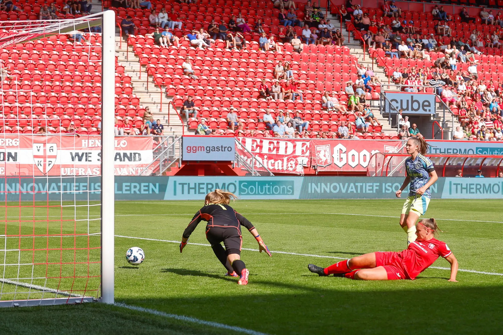 Ajax Vrouwen lijdt nederlaag met grote cijfers tegen FC Twente Vrouwen in strijd om Super Cup