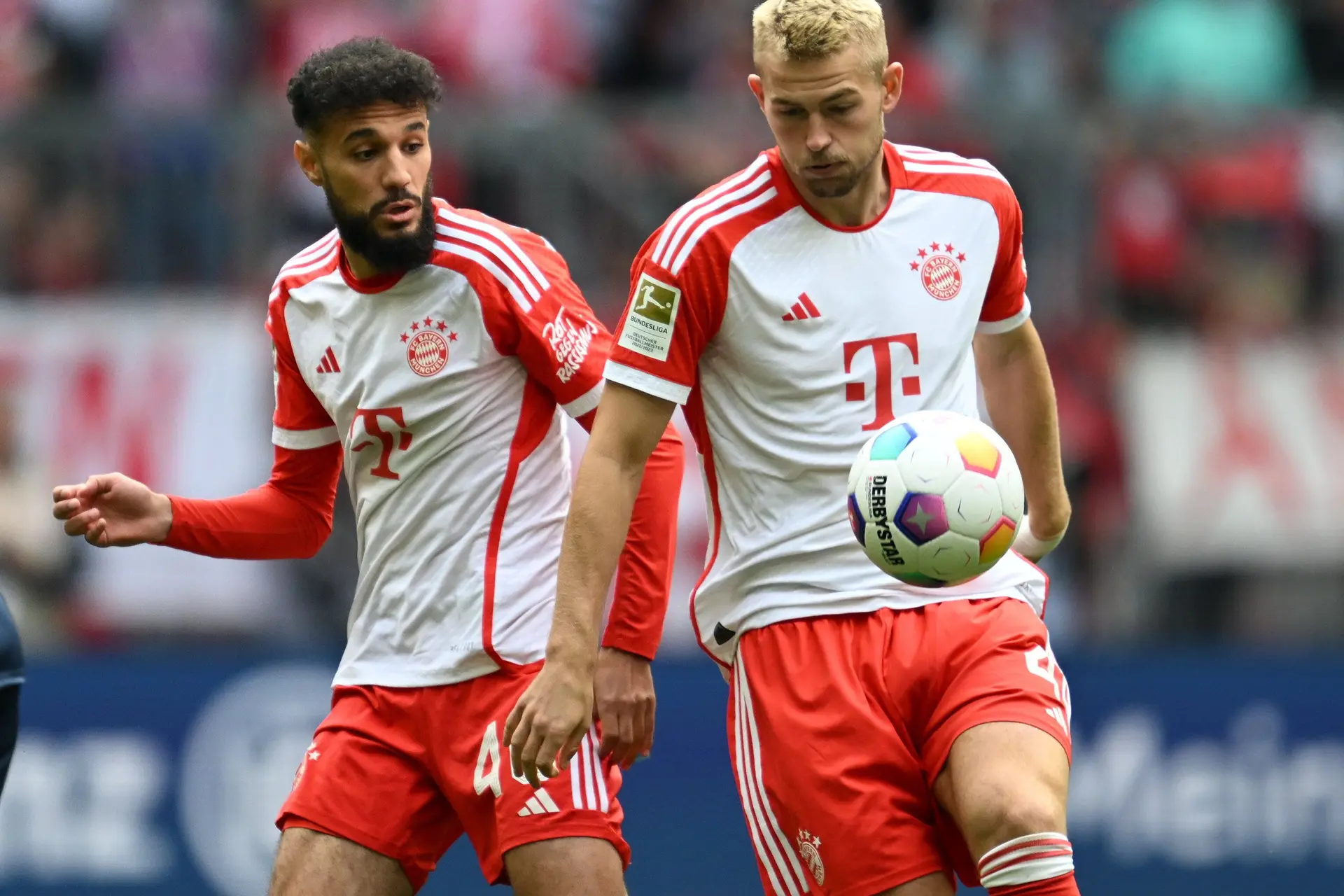De Ligt en Mazraoui officieel herenigd met Ten Hag bij Manchester United
