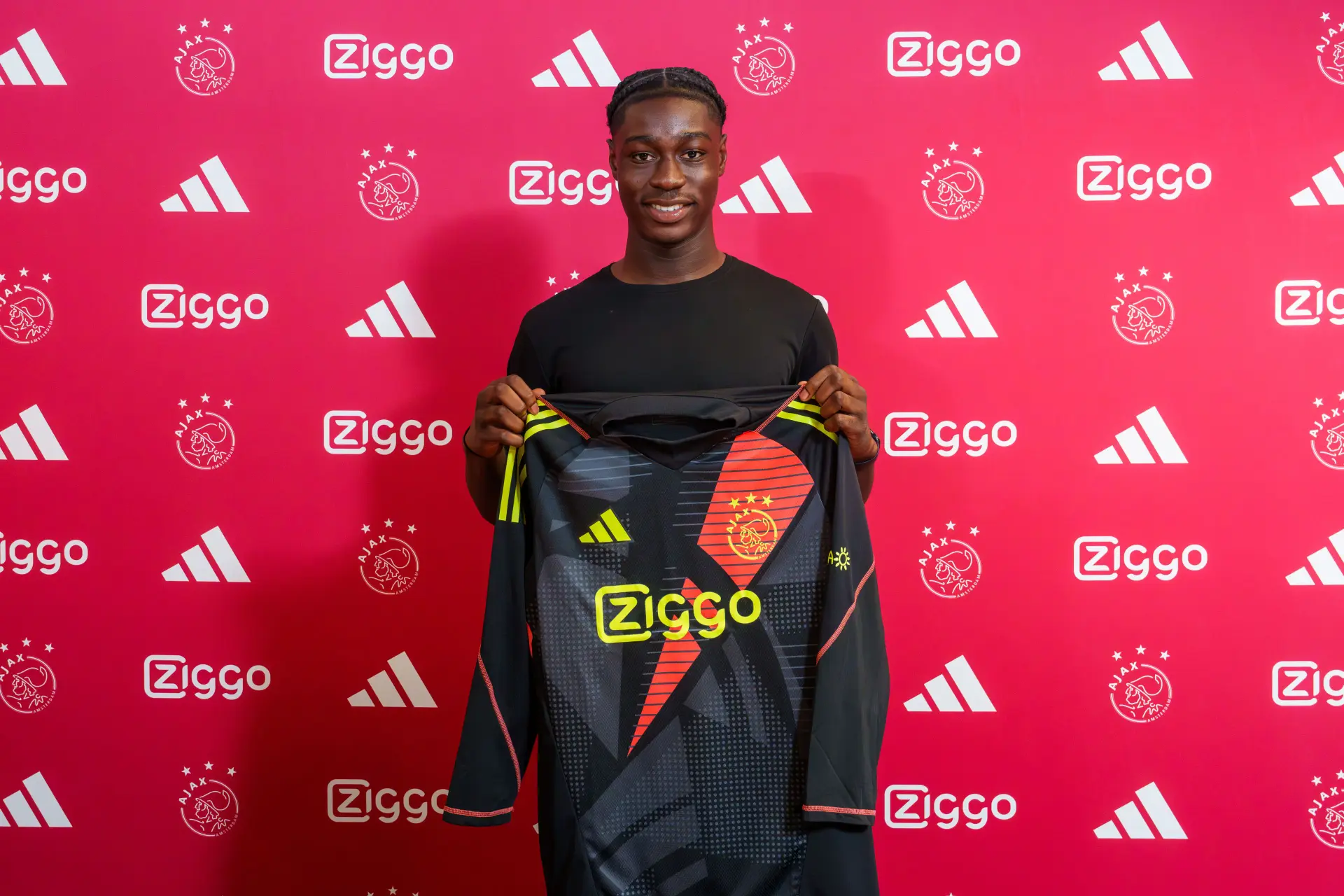 Reverson tekent contract bij Ajax tot medio 2027 met optie voor nog twee jaar