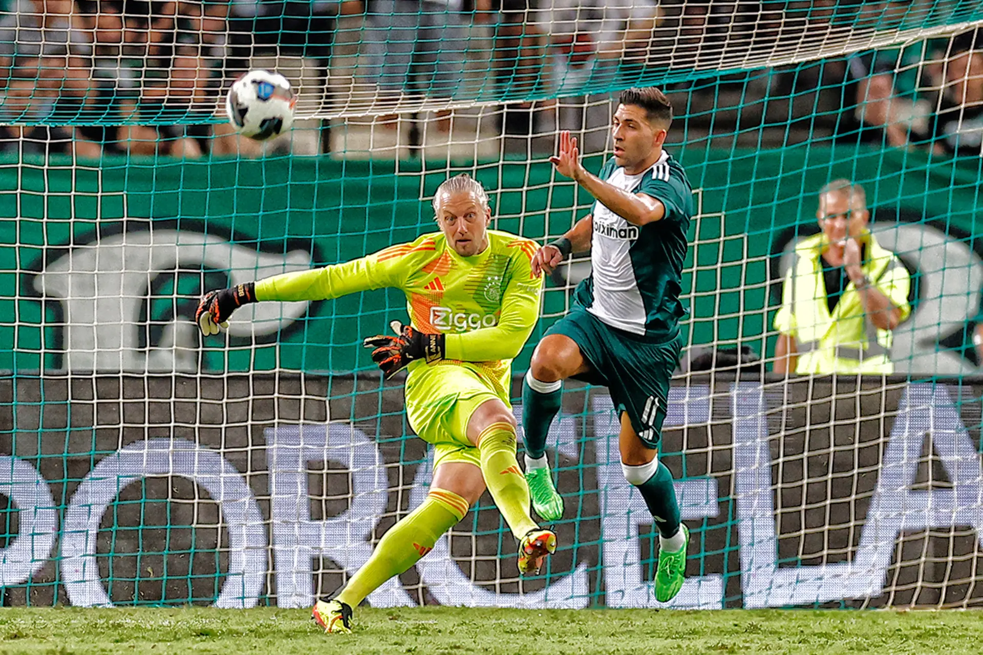 Pasveer looft Ajax bij balverlies: 'Nu is het gelijk: bam, bam, bam!'