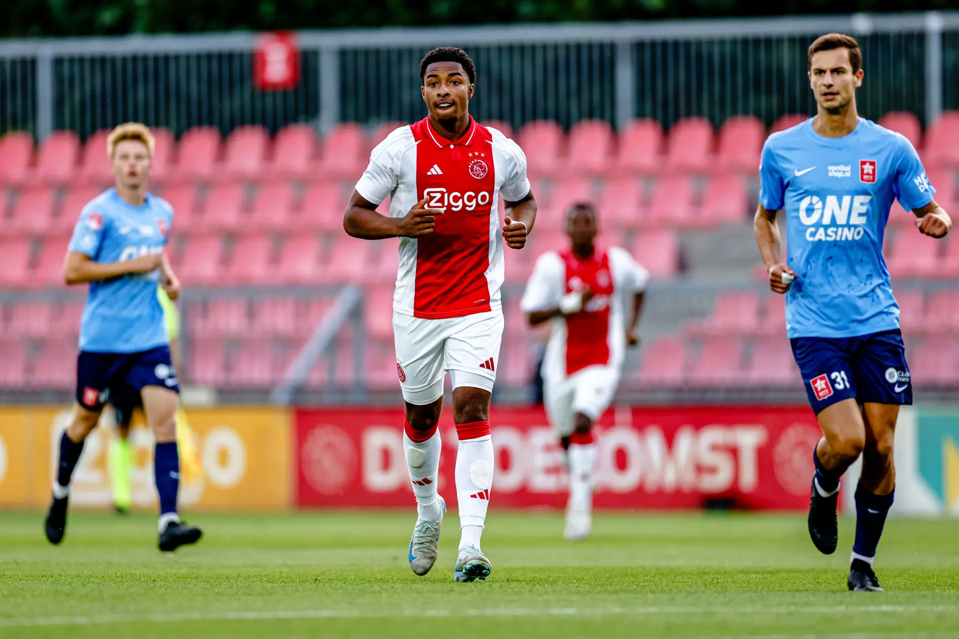 Vos kondigt vertrek bij Ajax aan via Instagram-account, middenvelder op weg naar AC Milan