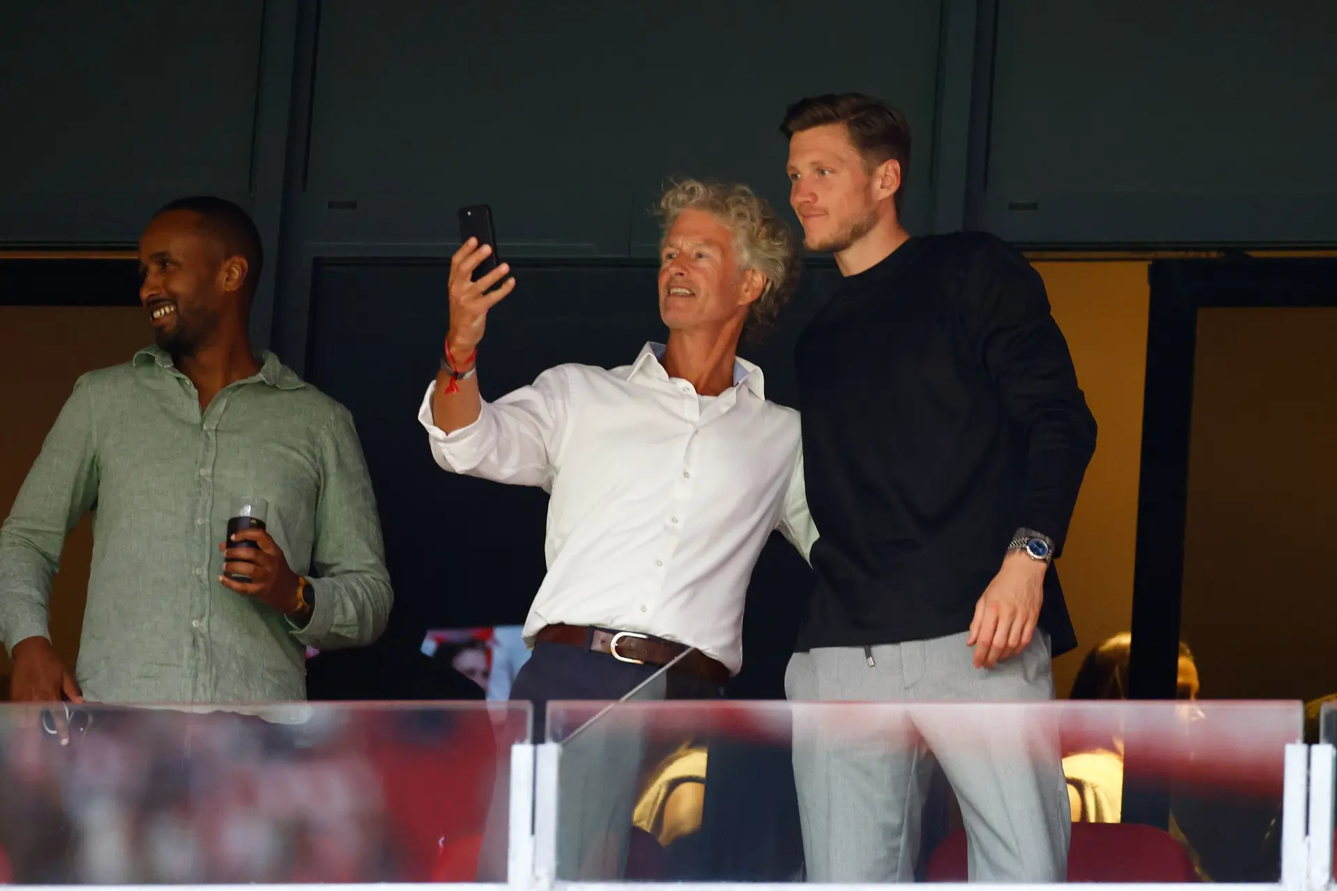 Weghorst krijgt warm welkom bij Ajax: 'Ik was aan het drinken en opeens gingen ze los'