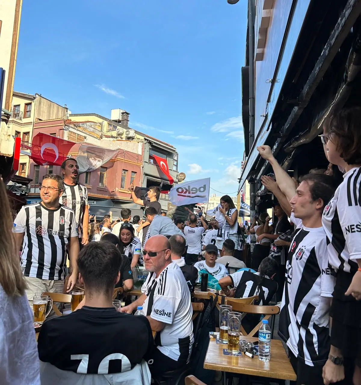 Beşiktaş-fans: 'Cafés zitten ver voor de wedstrijd al vol, vaak is dat nog mooier dan de wedstrijd'