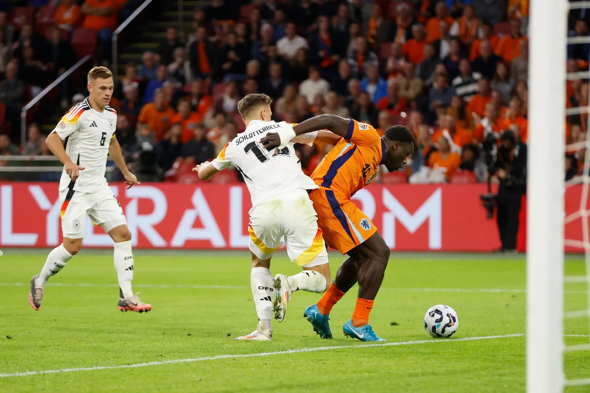 Brobbey belangrijk voor Nederlands elftal met assist tijdens gelijkspel tegen Duitsland