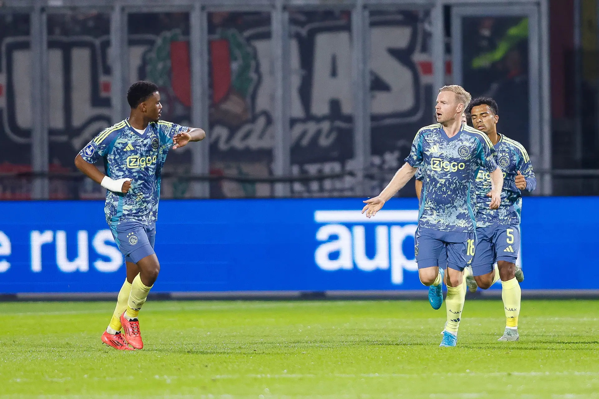 Ajax speelt zeer matig en pakt door kopgoal Klaassen een punt tegen Go Ahead Eagles