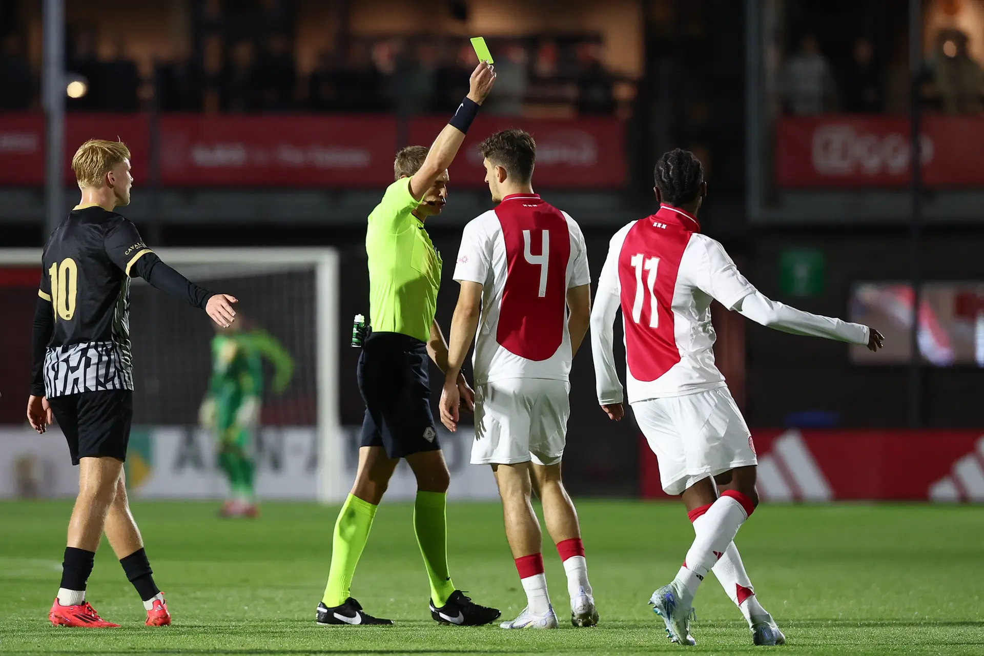 Jong Ajax verliest na rode kaart Kaplan nipt van Jong AZ