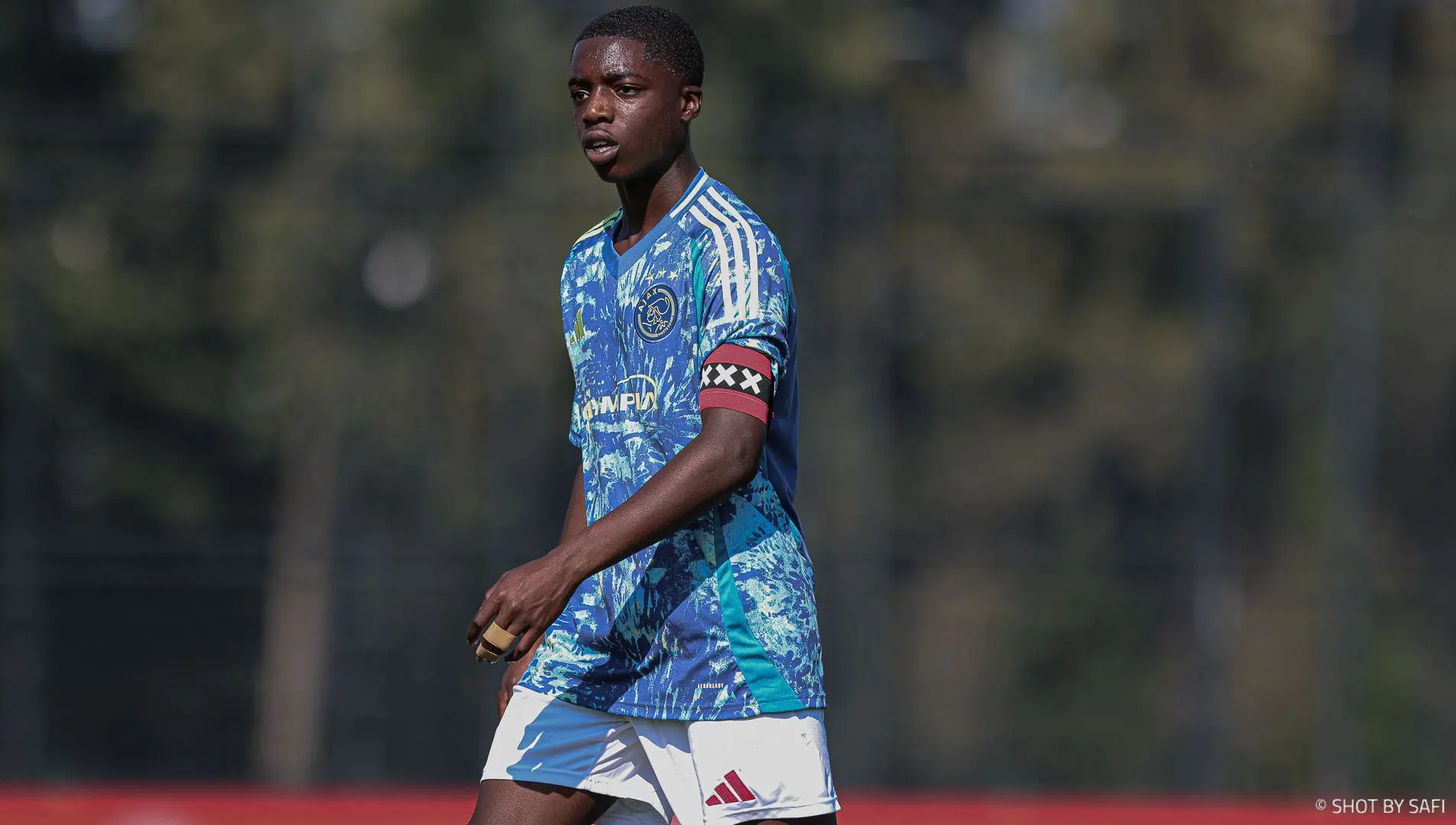 'Leider' Nash blij met eerste contract en droomt stiekem al van Ajax 1