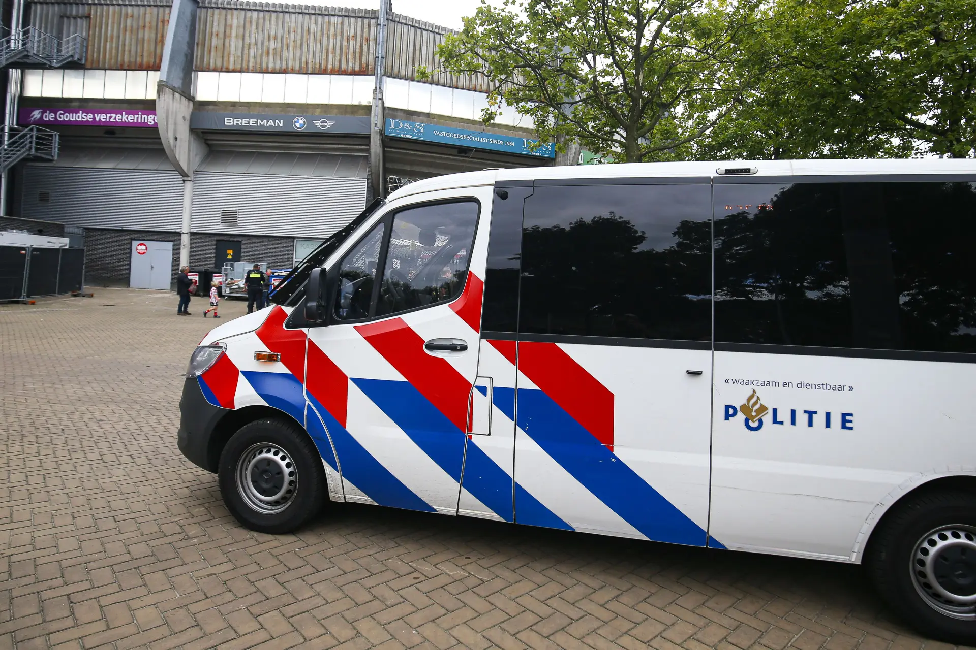 Rellen na RKC - Ajax: RKC-supporters gooien met stenen en fietsen naar politie