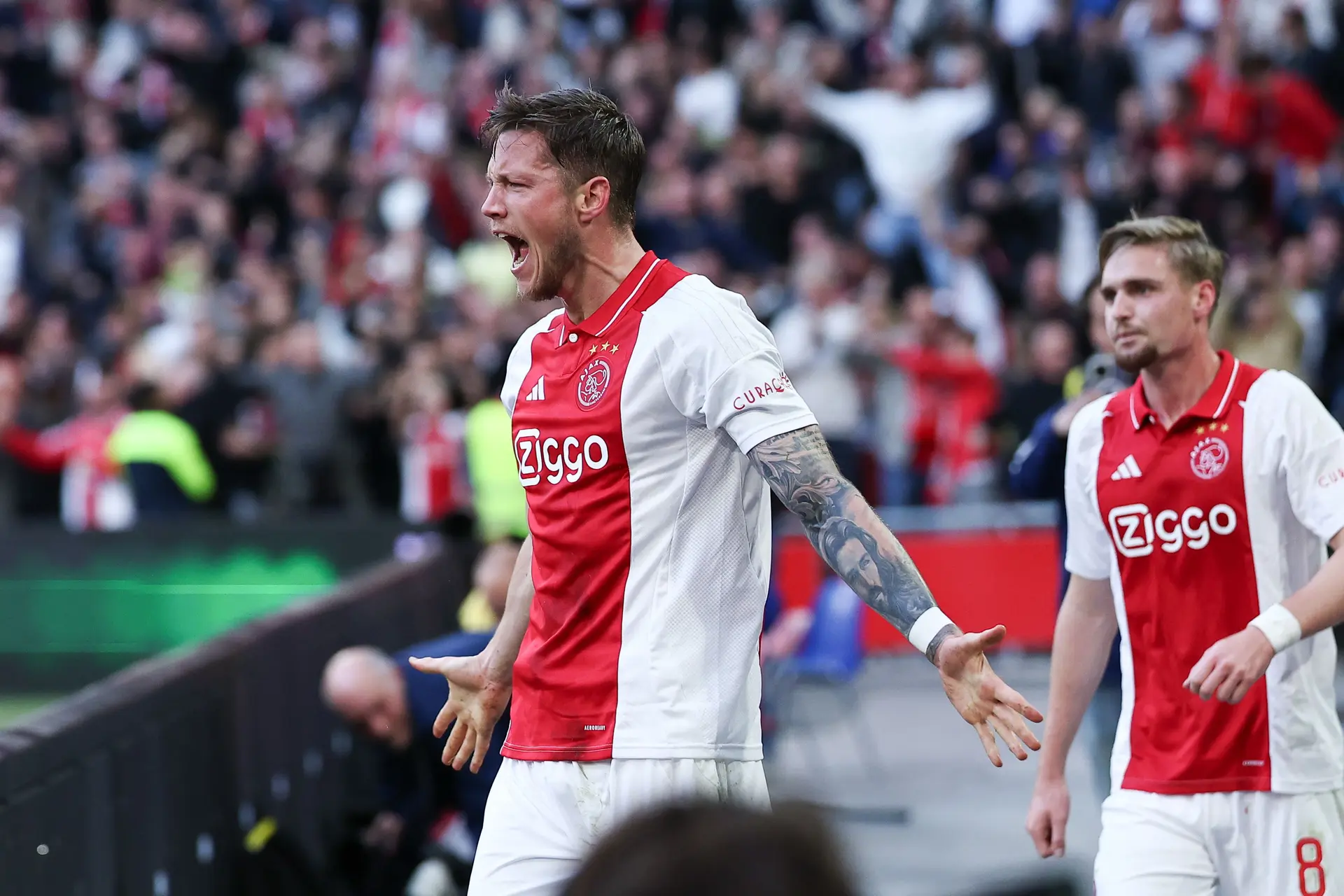 Weghorst helpt Ajax met treffer en assist in slotfase langs FC Groningen