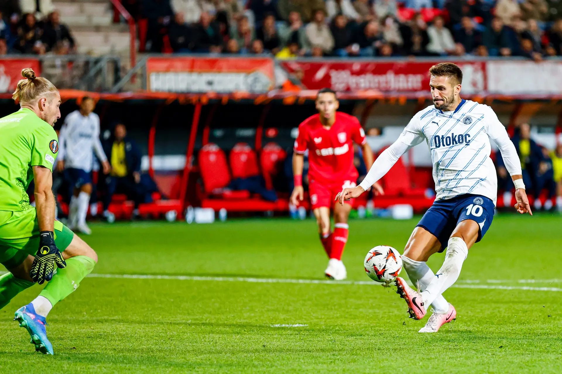 Buitenland: Tadić helpt Fenerbahçe aan gelijkspel tegen FC Twente