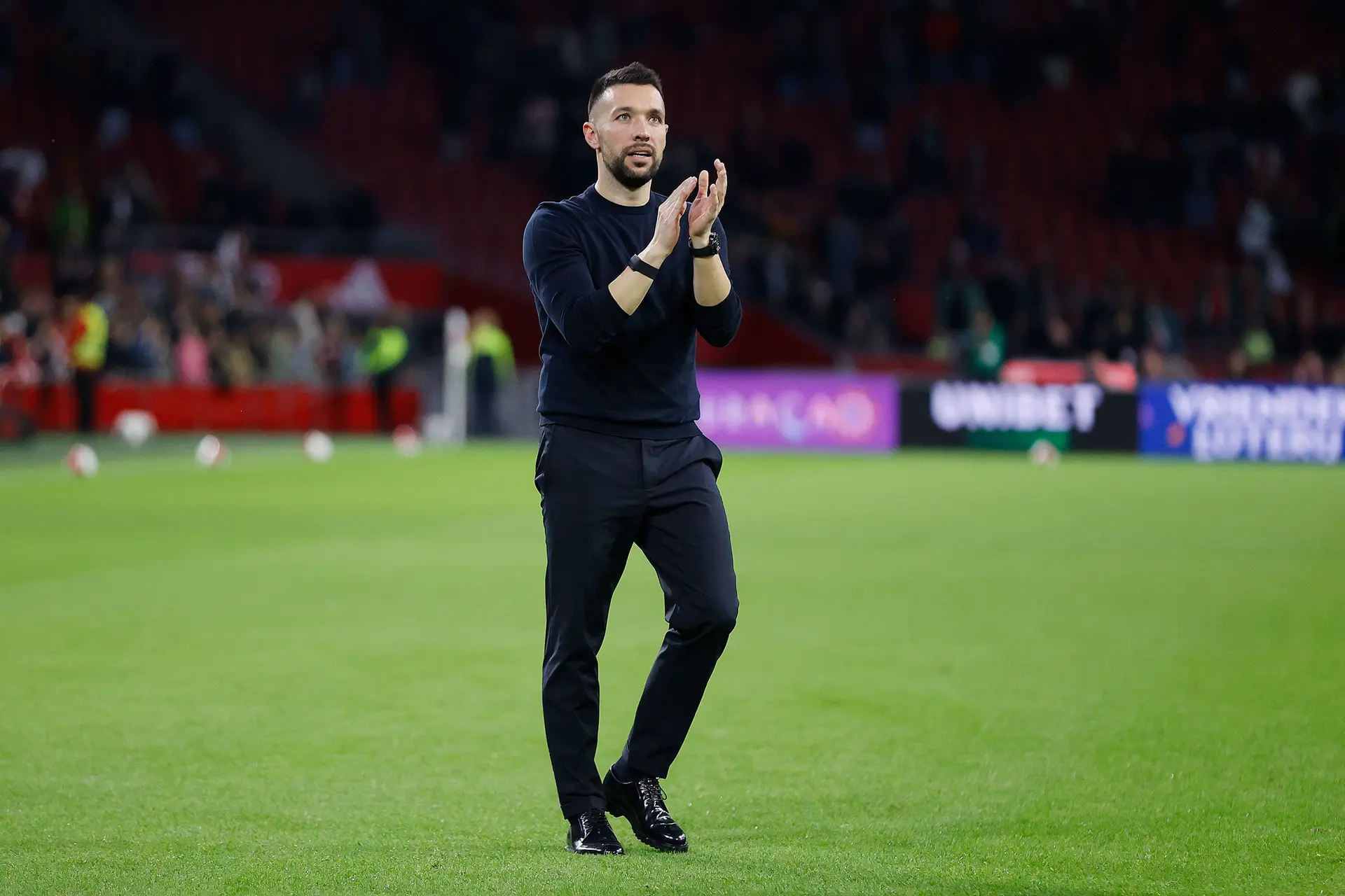 Farioli wil niets zeggen over opstelling Ajax: 'Je zult het over een paar minuten zien'