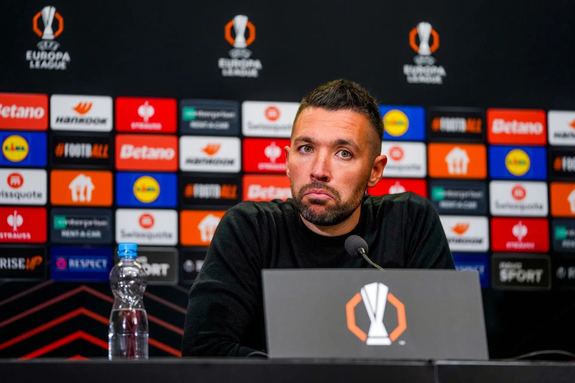 Farioli benadrukt belang Europa League: 'Je wilt in Europa de historie van Ajax representeren'