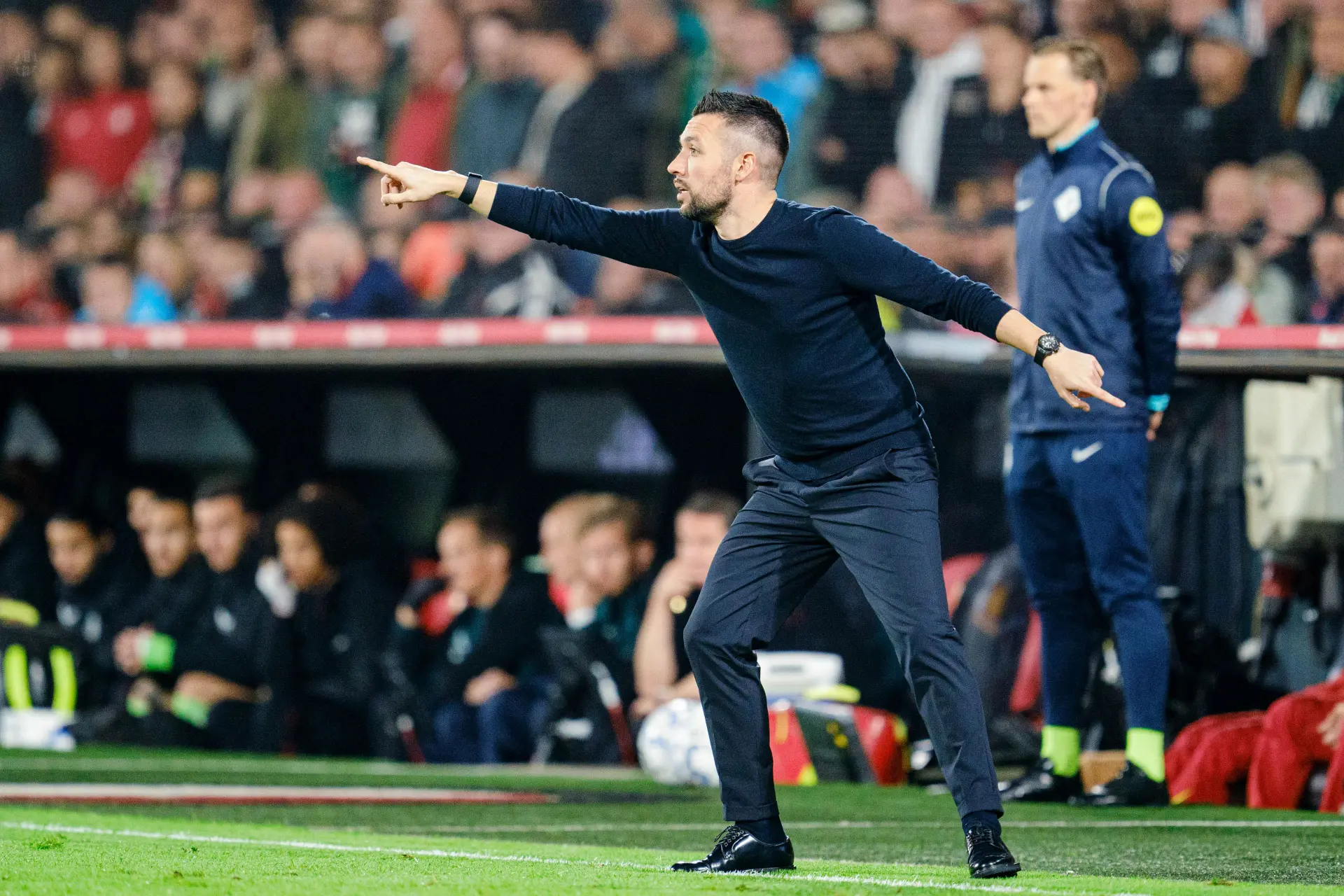 Ajax met vuurwerk onthaald in Amsterdam: Farioli wordt toegezongen en geeft speech