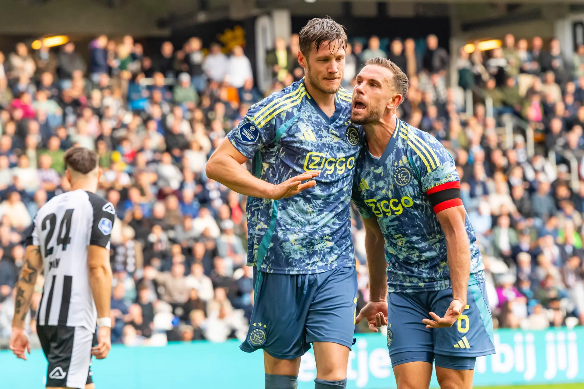 Ingevallen goudhaantje Weghorst helpt Ajax aan doelpuntrijke uitoverwinning in Almelo