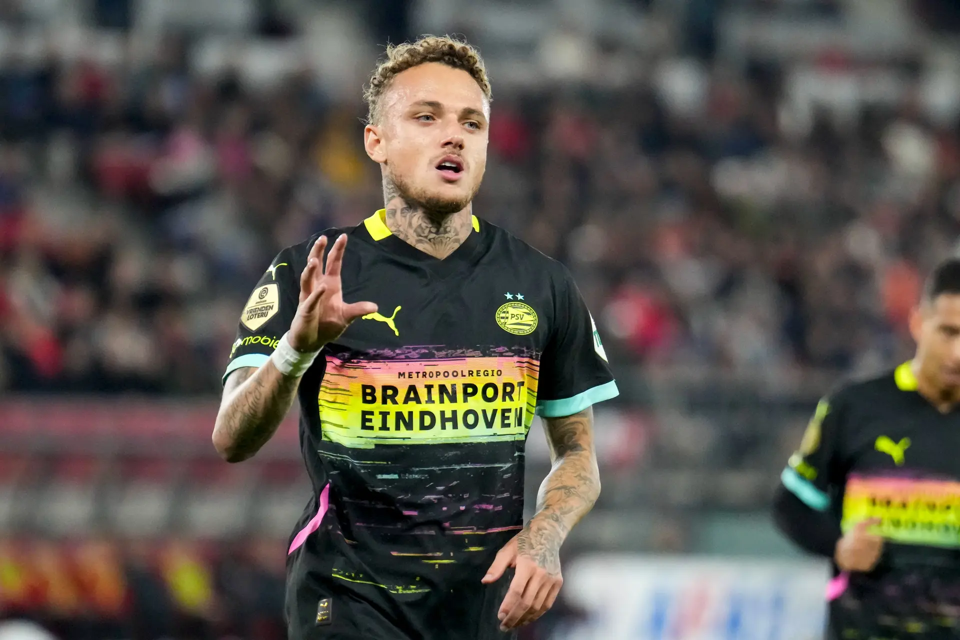 PSV blijft foutloos na nipte zege op AZ; Feyenoord laat geen spaan heel van Go Ahead Eagles
