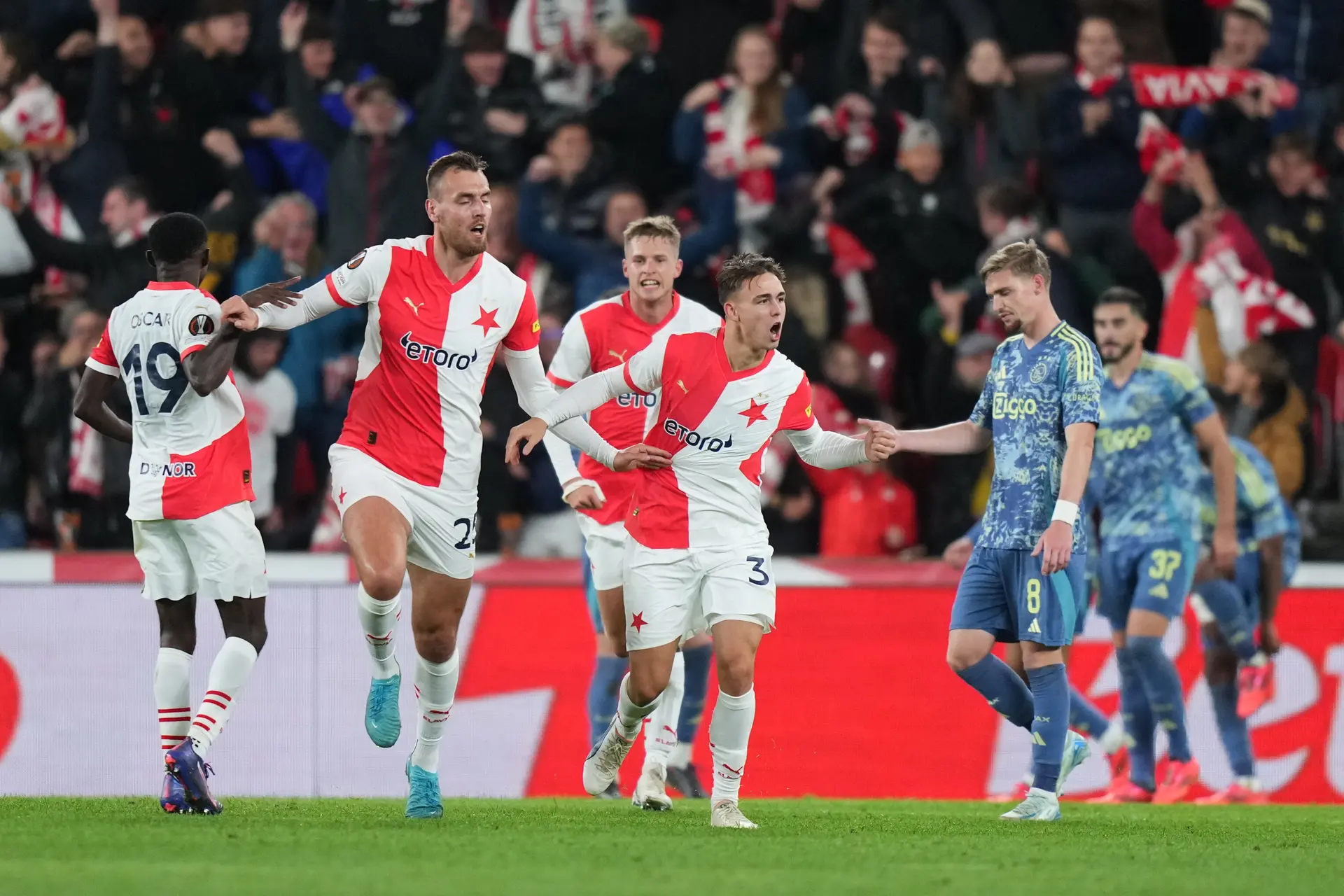 Van der Vaart en Boulahrouz bekritiseren Ajax bij tegengoal: 'Verdedigende urgentie ontbrak'