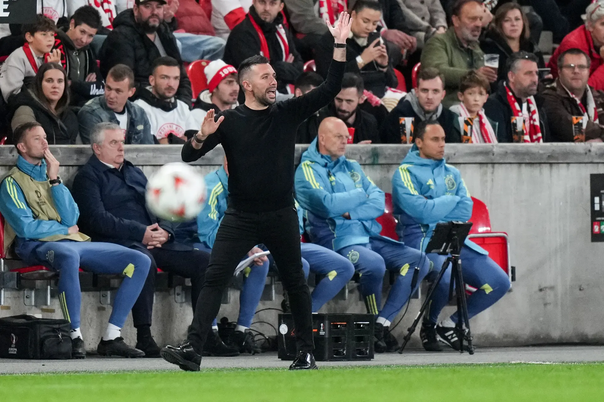 Farioli kan leven met gelijkspel tegen Slavia Praag: 'Na de rode kaart was de reactie van ons erg positief'