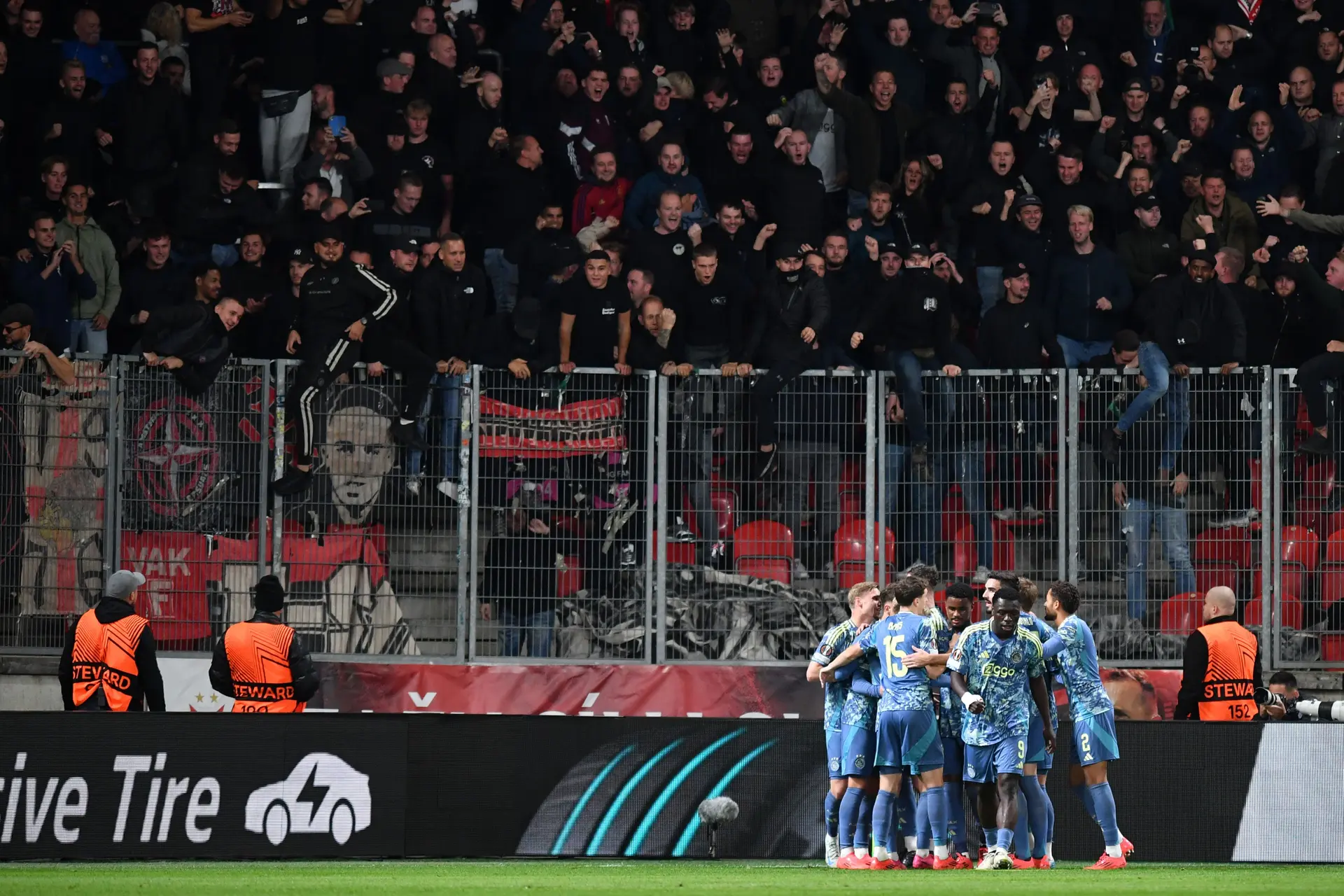 Ajax-supporters in Praag: bekijk hier foto's en filmpjes!