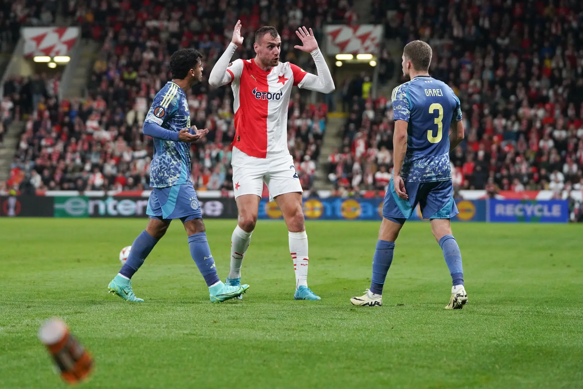Scorende Slavia-spits ergert zich: 'Ajax kwam hier om kwaliteit van ons gras te testen'