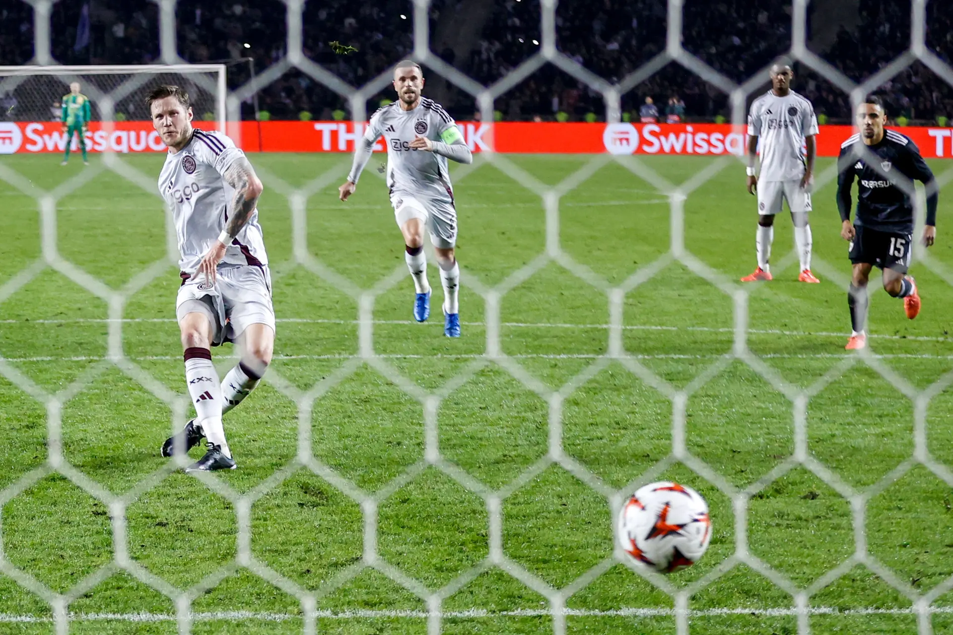 Rondom Ajax: Weghorst juicht op Amsterdamse manier in Baku