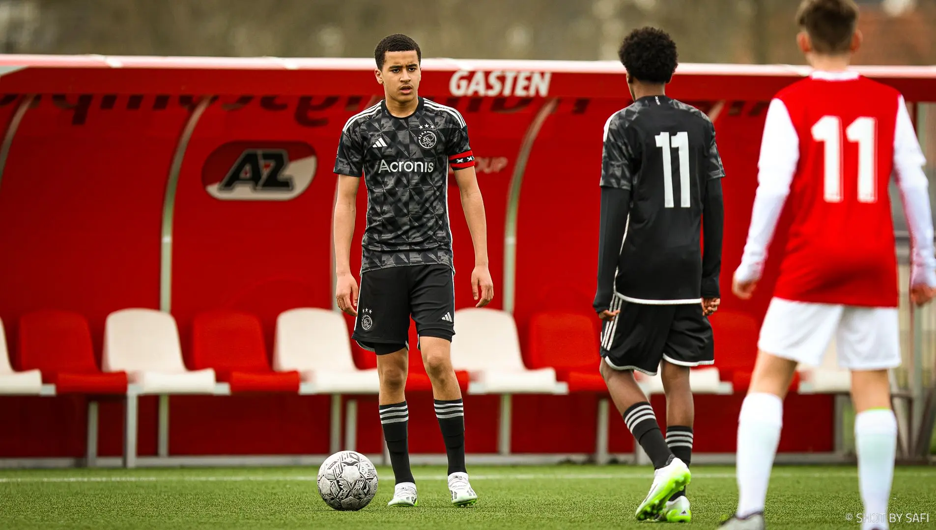 Ajax O16 gaat deelnemen aan internationale competitie en treft onder andere FC Barcelona