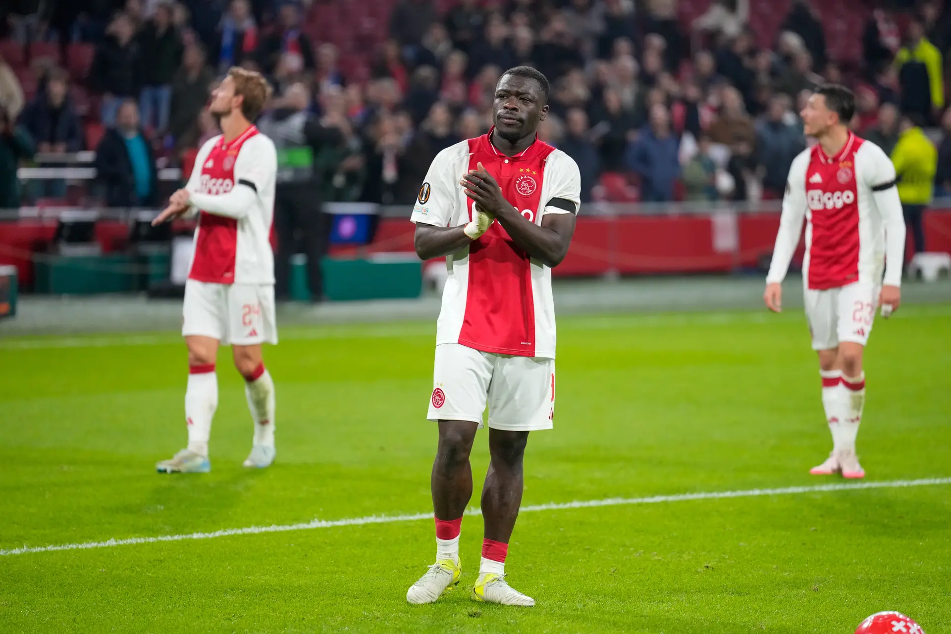 Brobbey scoort weer eens voor Ajax: 'Ik stond lang droog, dus er kwam veel emotie bij me los'