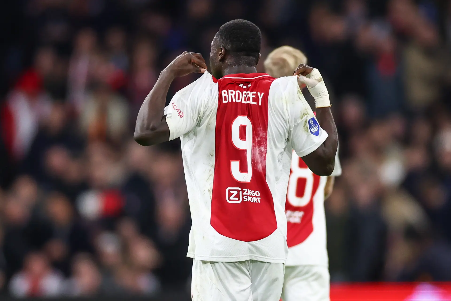 [Update] De Telegraaf: 'Brobbey neemt vliegtuig en stapt uit in Londen'