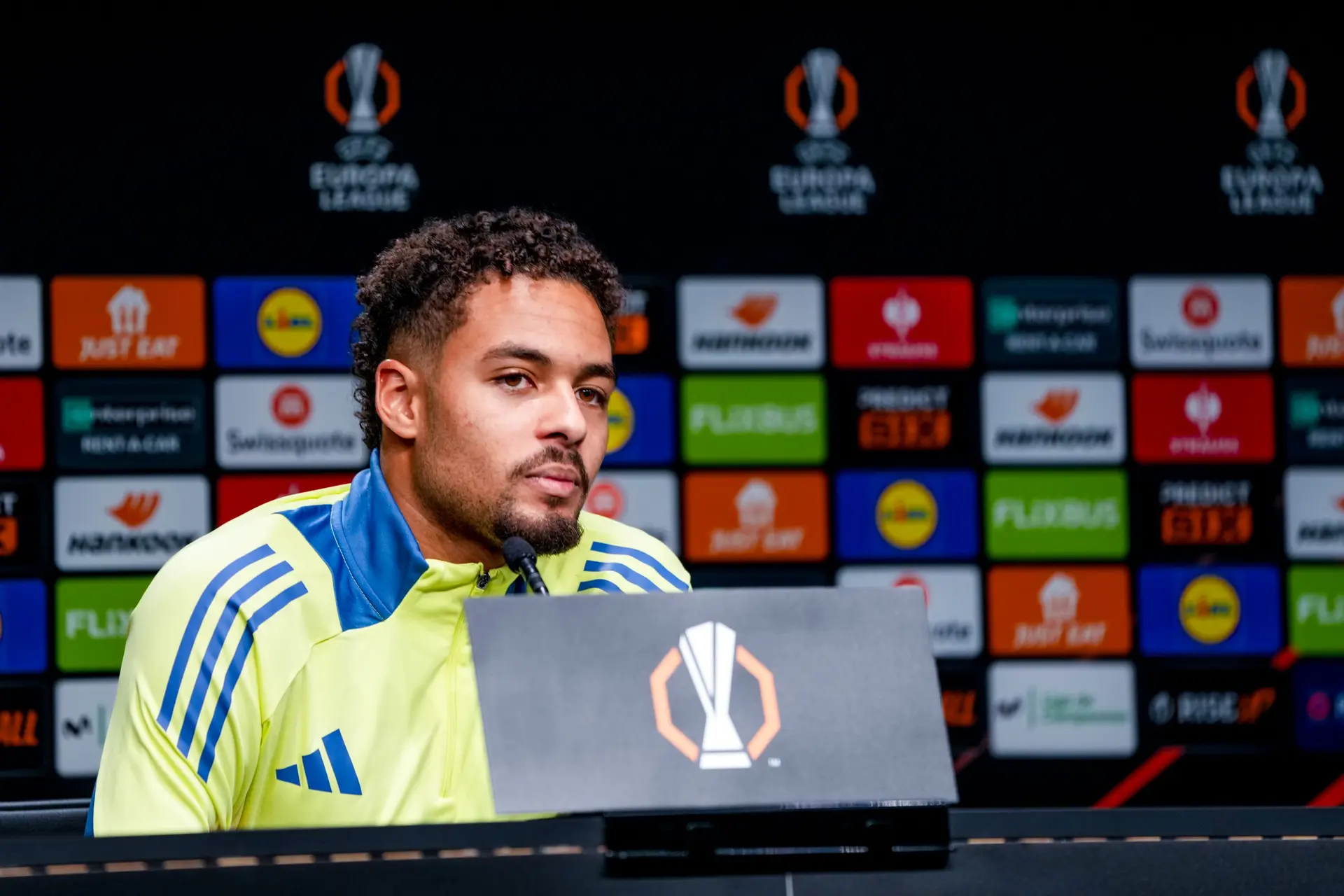 Rensch uit kritiek op Ajax: 'Ik verwijt de club eigenlijk wel dat ze getreuzeld hebben'