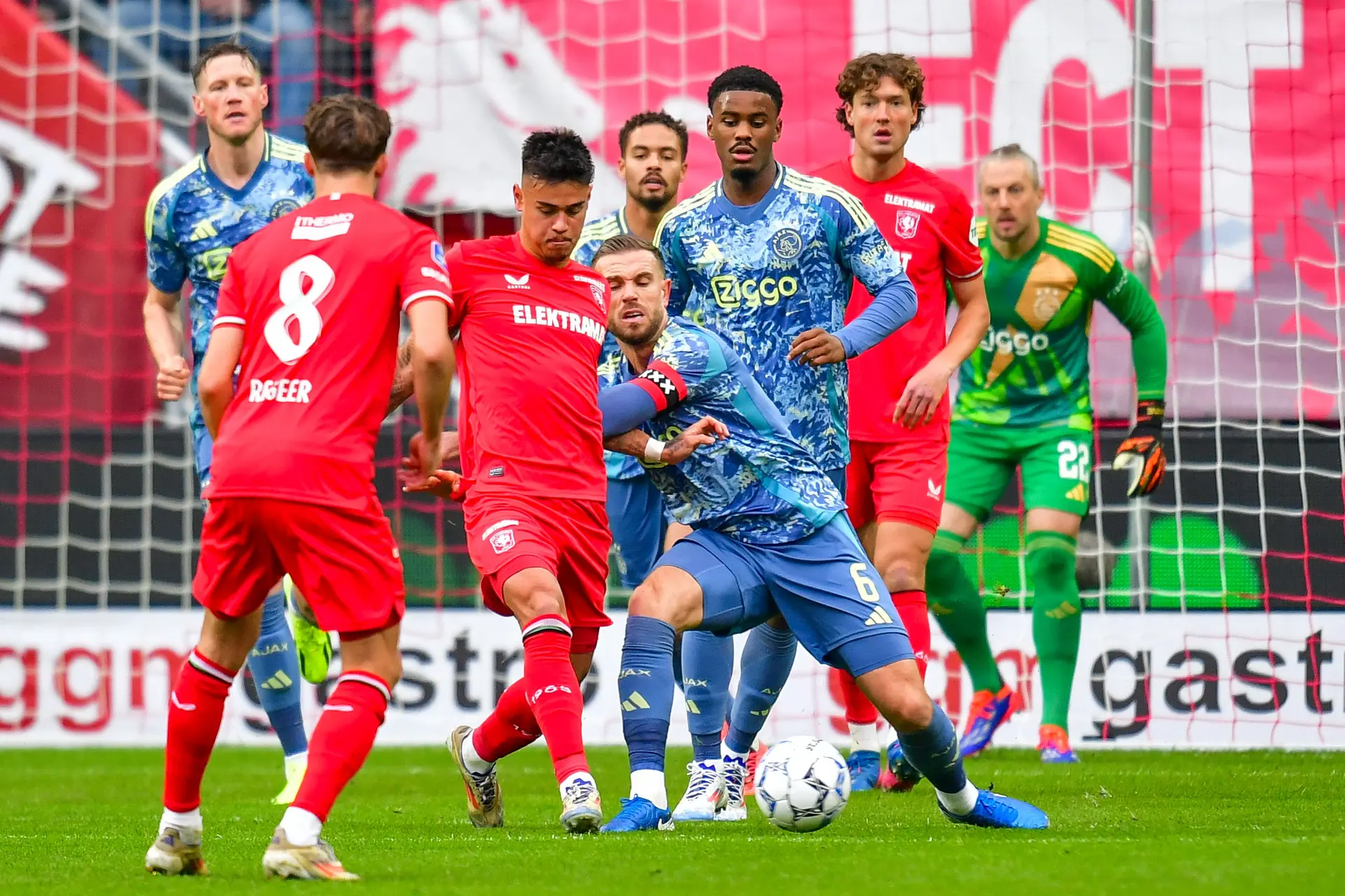 Ajax en FC Twente delen punten na intens gevecht in Enschede