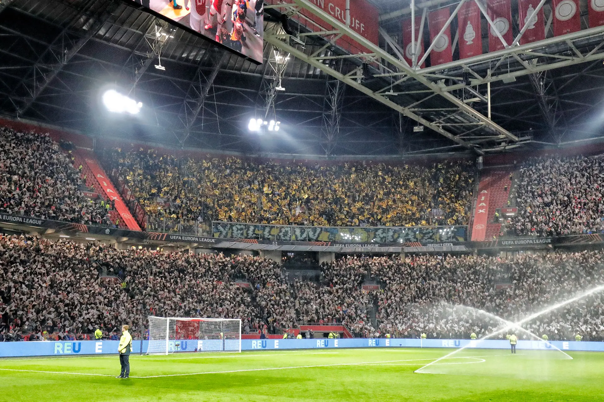 Rondom Ajax: 'Ajax tegen AS Monaco is uitverkocht en live te zien op Ziggo Sport'