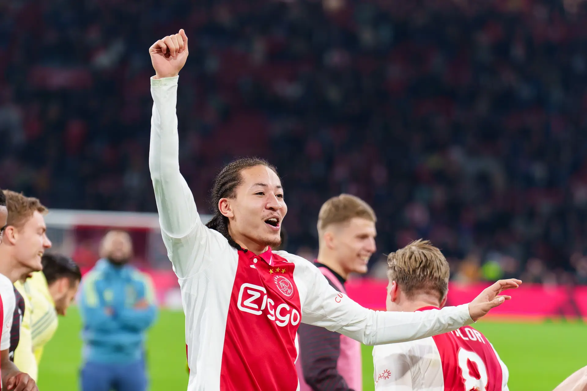 Fitz-Jim ziet Ajax een hecht team worden: 'Dat zie je ook wel terug op het veld'