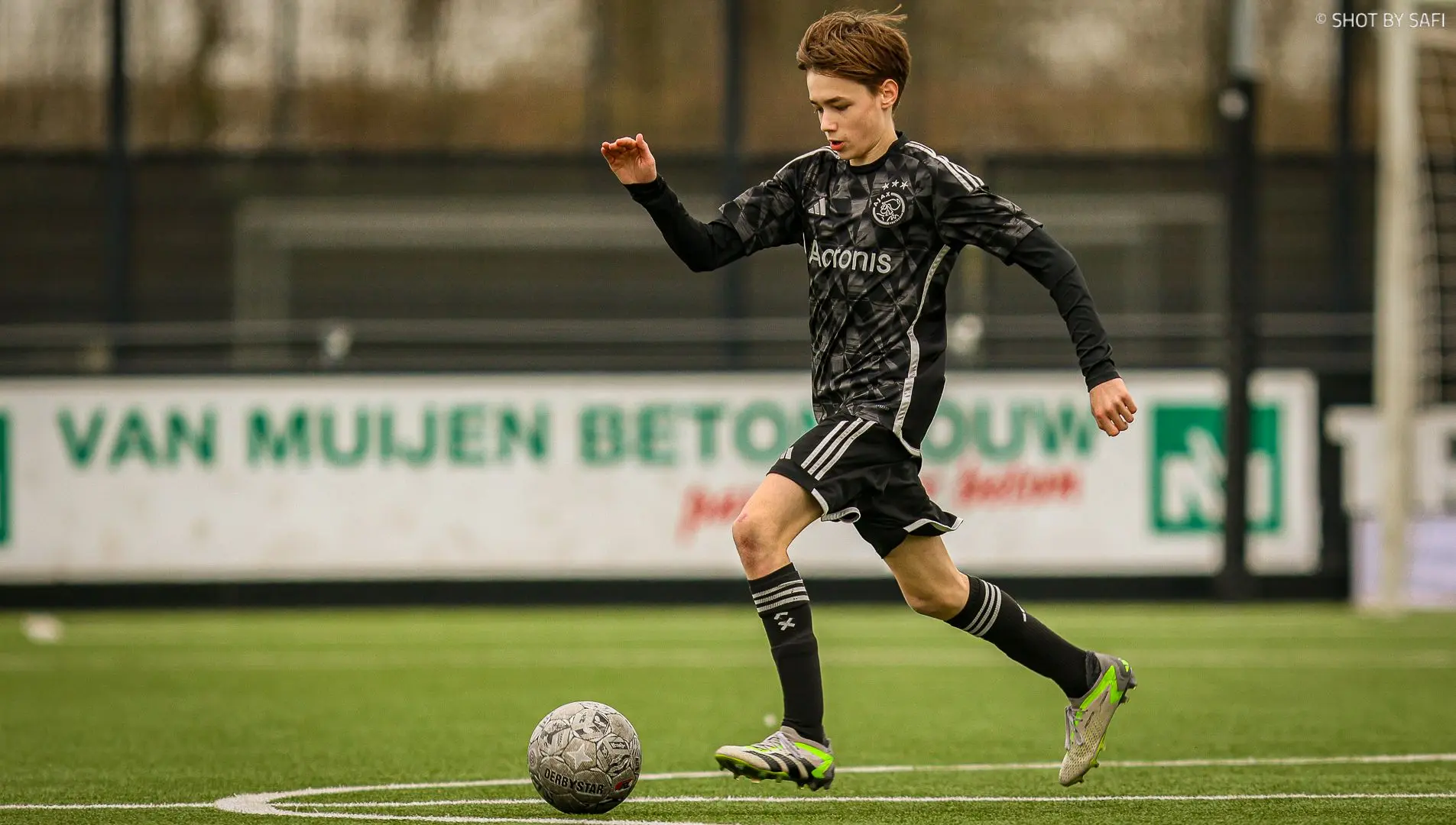 Ajax O16 verliest ook tweede groepsduel Al Abtal Cup en eindigt met tien man