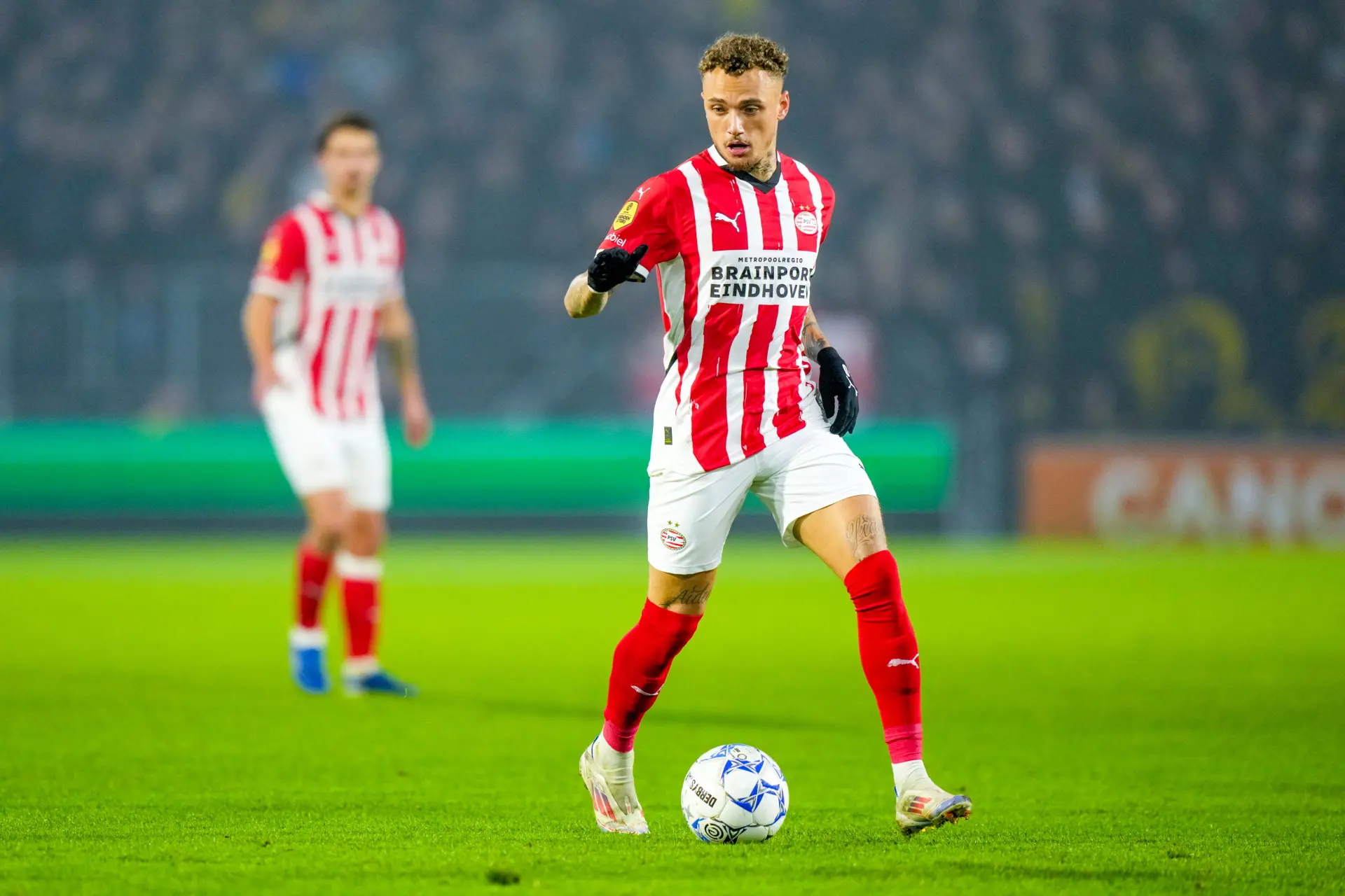 Noa Lang doet belofte aan voetbalsupporters: 'Het belooft een hete zondag te worden'