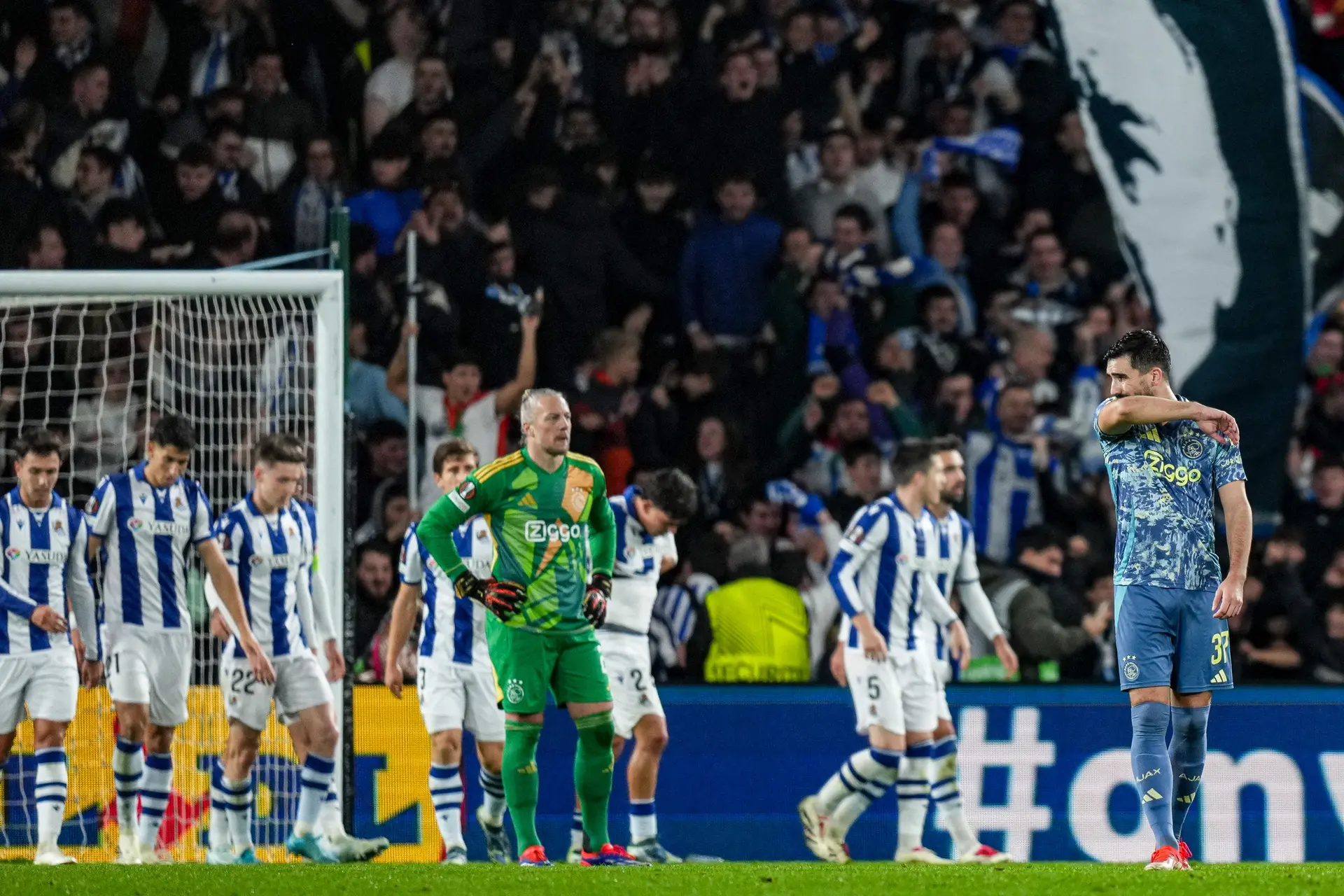 Gehavend Ajax gaat in tweede helft onnodig onderuit tegen Real Sociedad