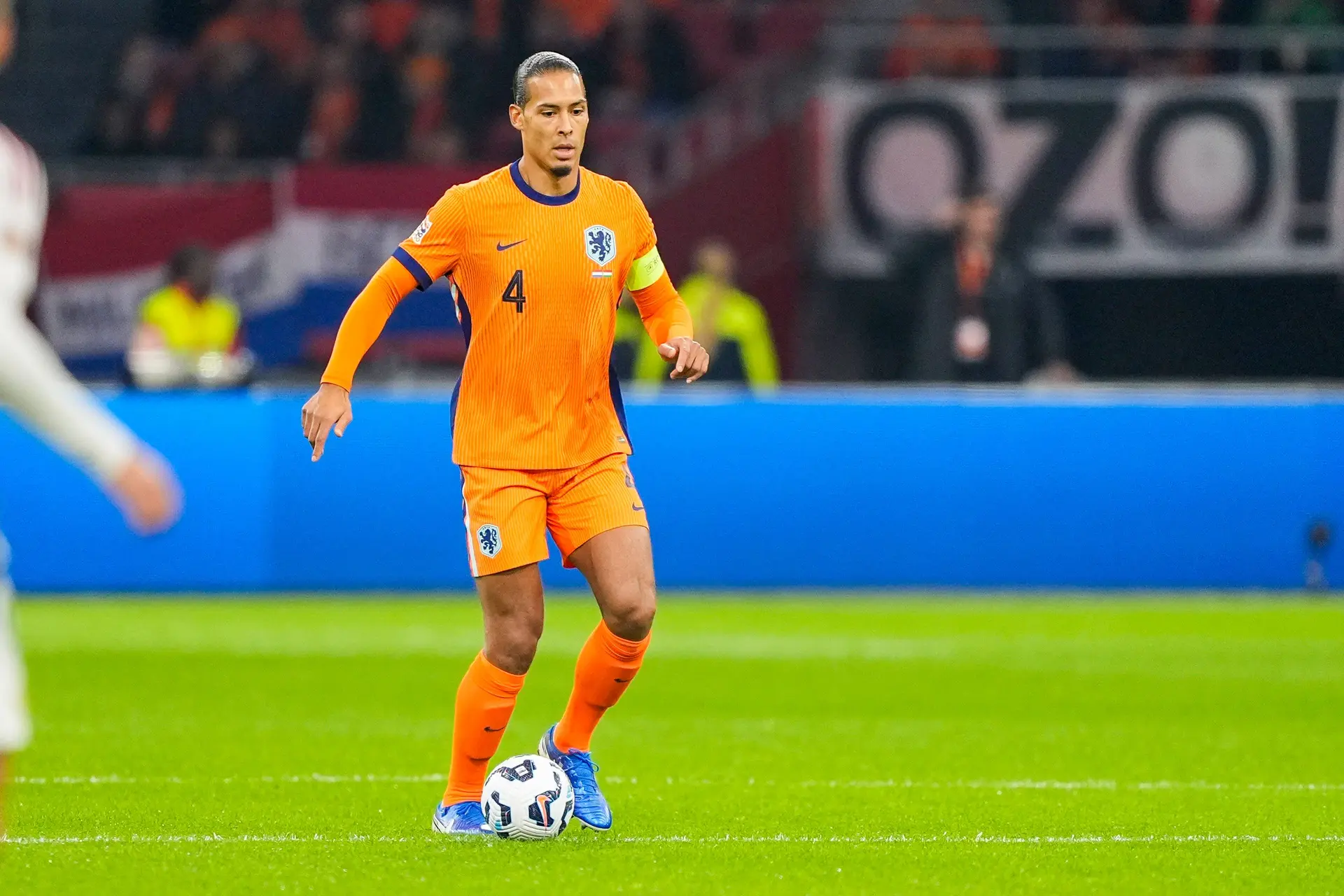 Van Dijk looft keuze Hongaren: 'Ik denk dat het van heel veel kracht spreekt dat ze wel doorgaan'