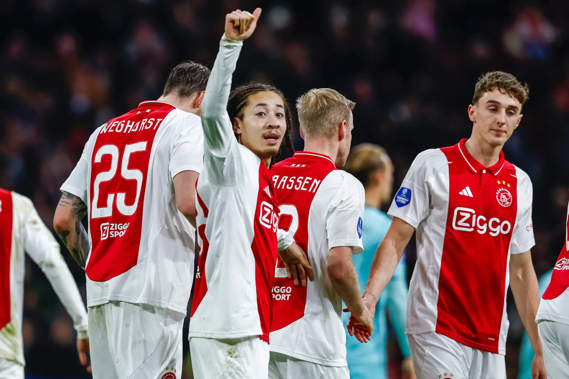Rondom Ajax: Ajacieden reizen af naar Stuttgart voor oefenduel