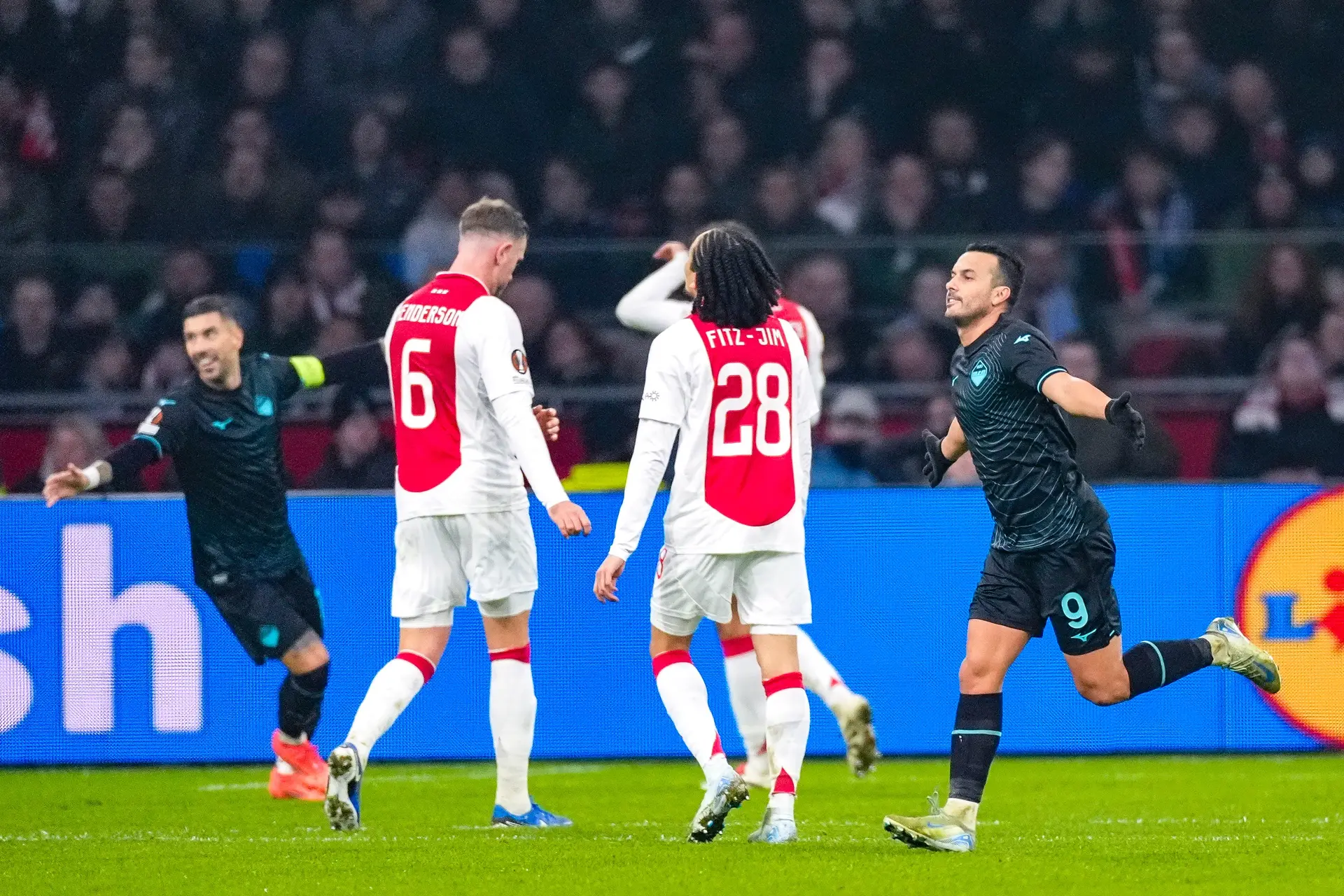 Kwetsbaar Ajax krijgt lesje effectiviteit en verliest in eigen huis van Lazio