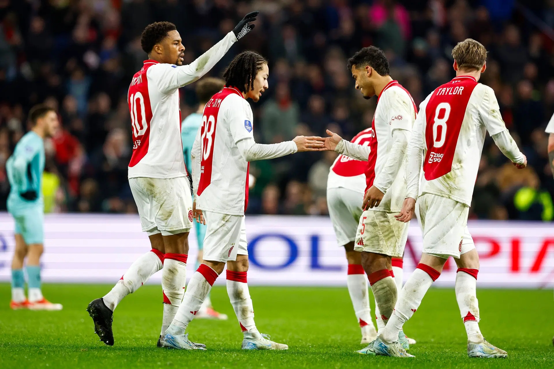 Ajax raakt nog geen spelers kwijt: 'Noodzaak om te vertrekken minder voor spelers'