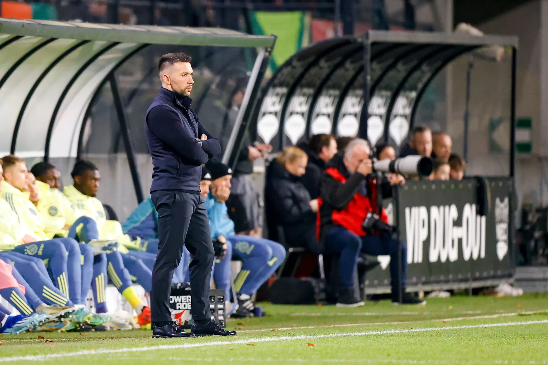 Kranten: 'Af en toe dondert het elftal nog in zijn geheel van de trap naar de duistere diepte'