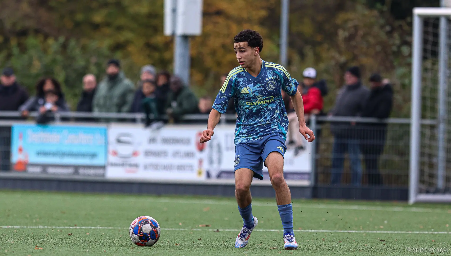 Bousnane en De Baat blinken uit bij Ajax O16 en leiden hun team langs Almere City O16