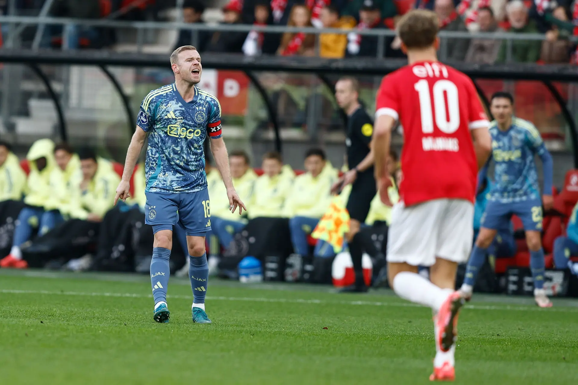 Klaassen lacht na vraag over arbitrage: 'Over de scheids van vandaag ga ik niet zoveel zeggen'