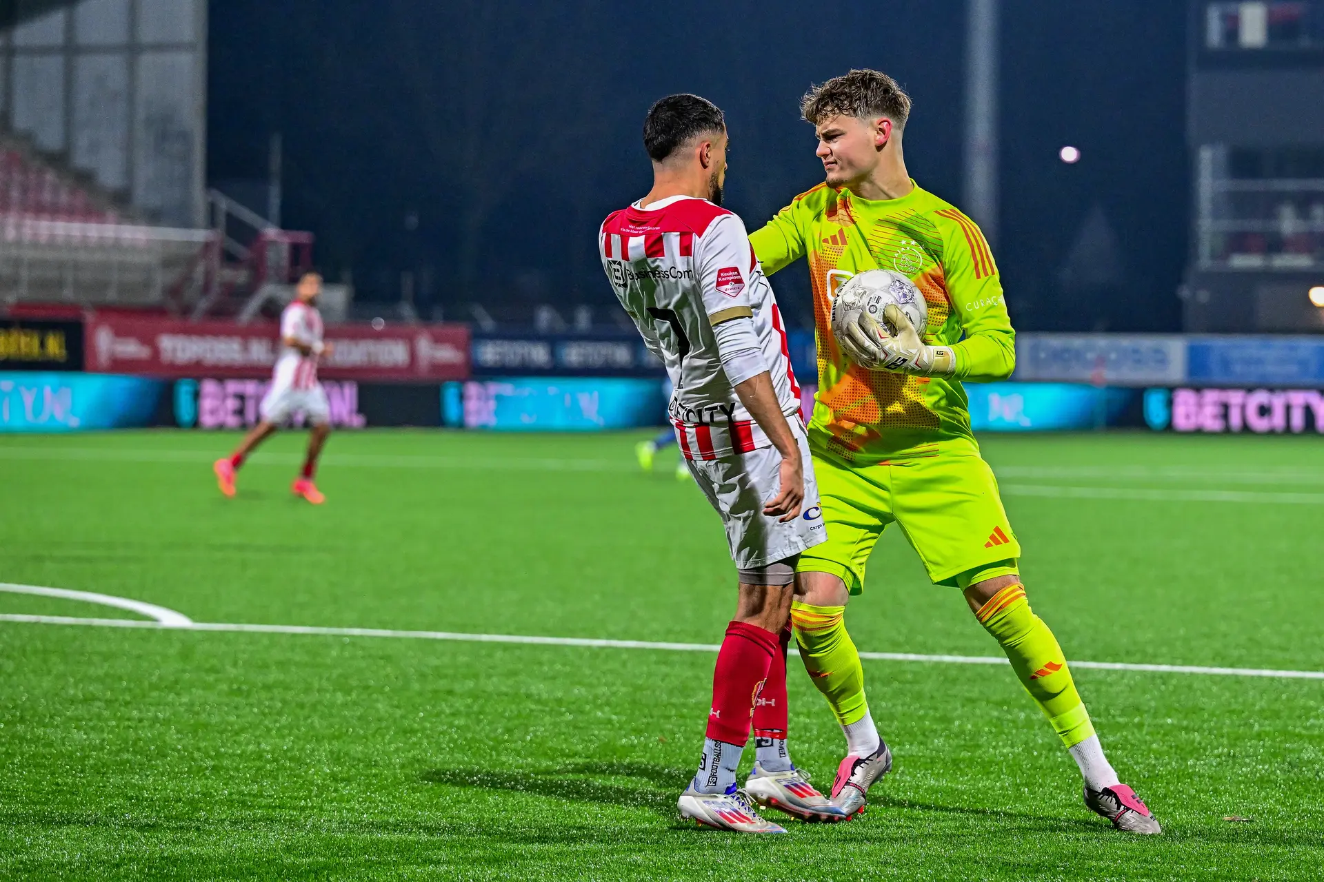 Setford pakt hoofdrol met twee gezichten bij nederlaag Jong Ajax