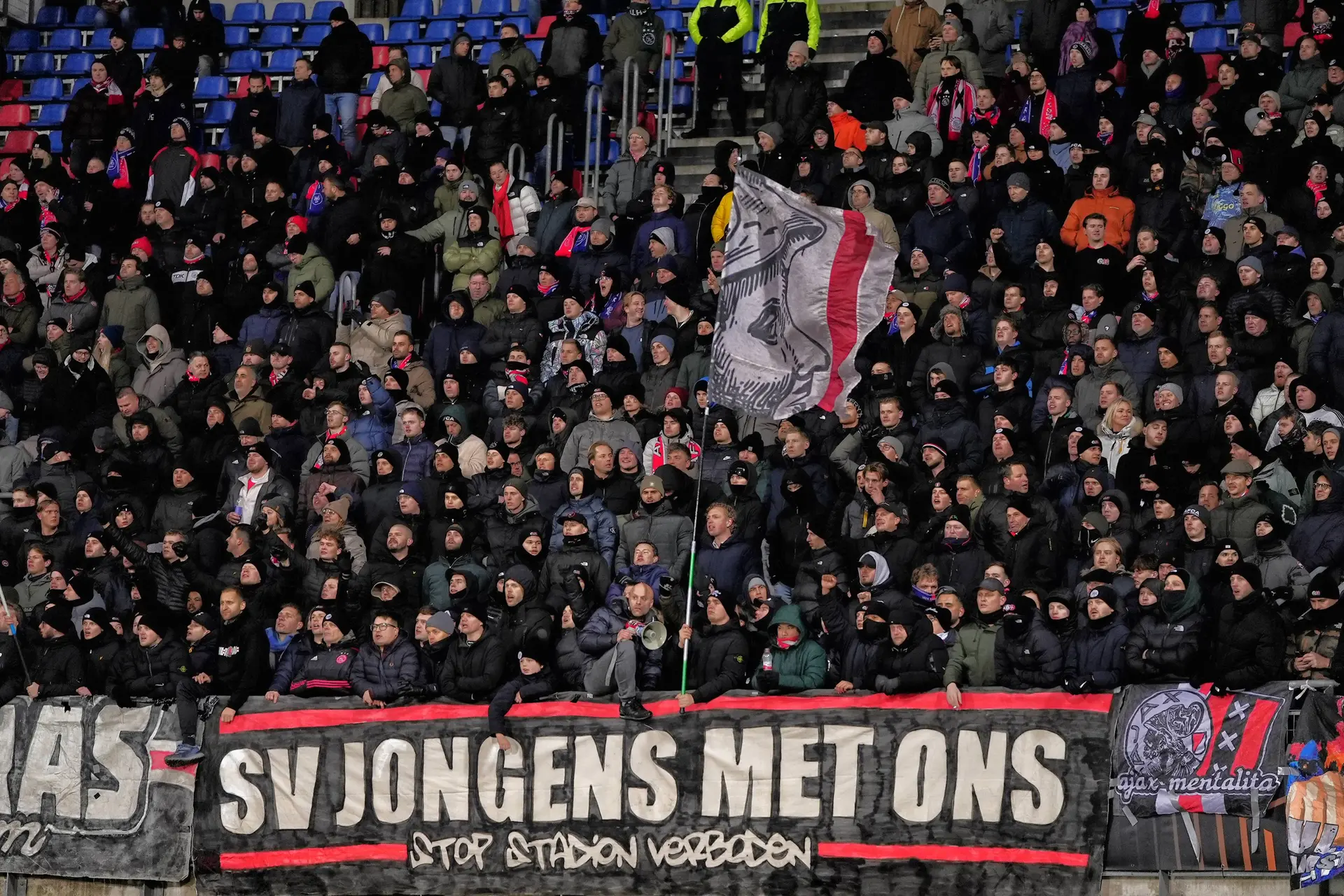Rondom Ajax: Ajax-supporter in Riga aangehouden voor verwonden Letse journalist