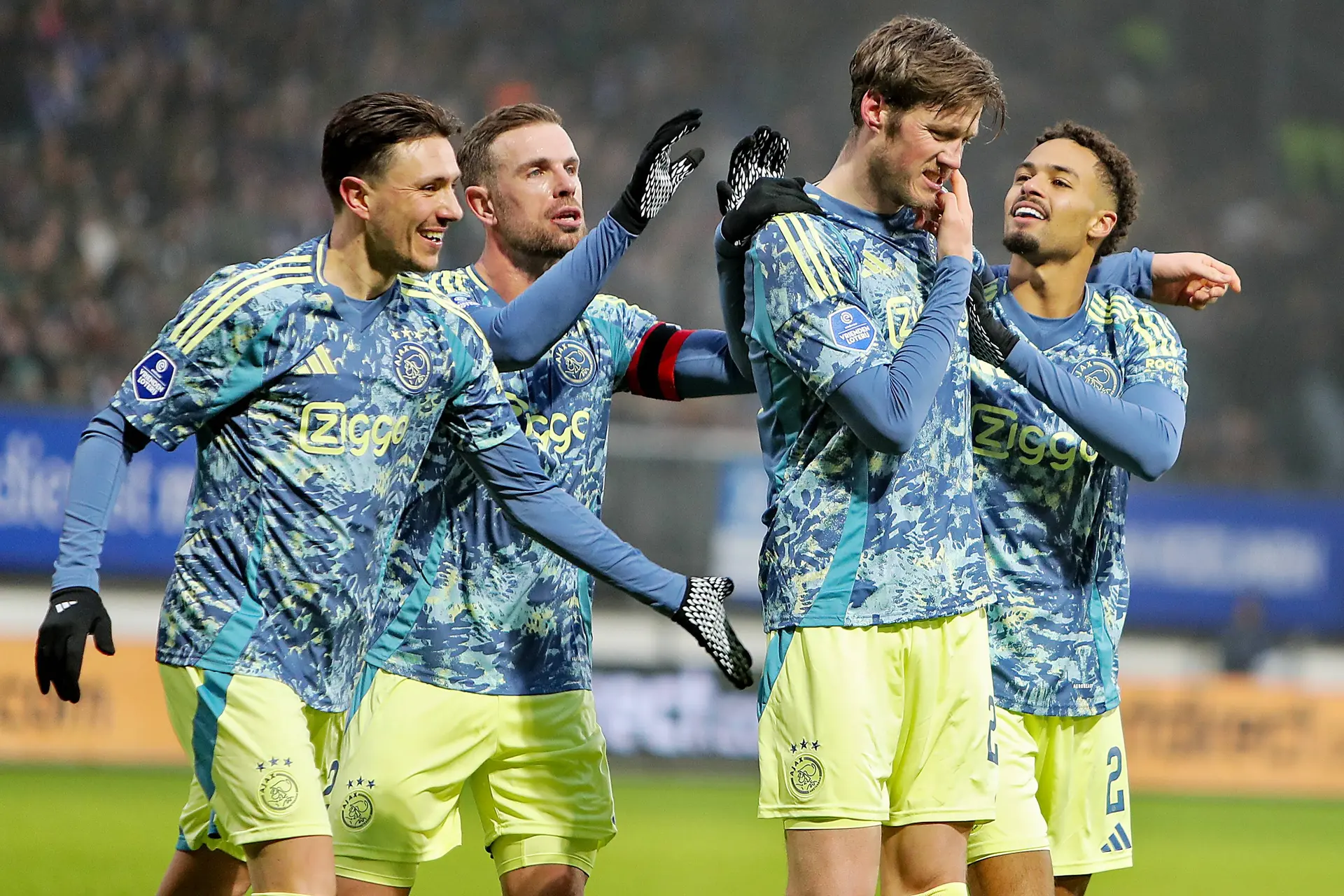 Kranten spreken weer over titelstrijd: 'Stilletjes zullen bij Ajax mijmeren'