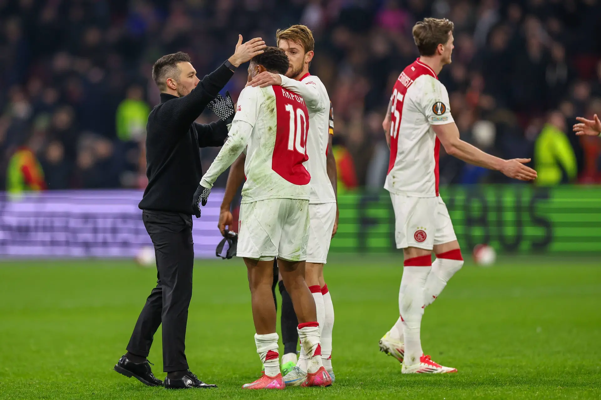 Rondom Ajax: Akpom uit dankwoord aan Ajax-fans: 'Voor altijd dankbaar voor mijn tijd hier'