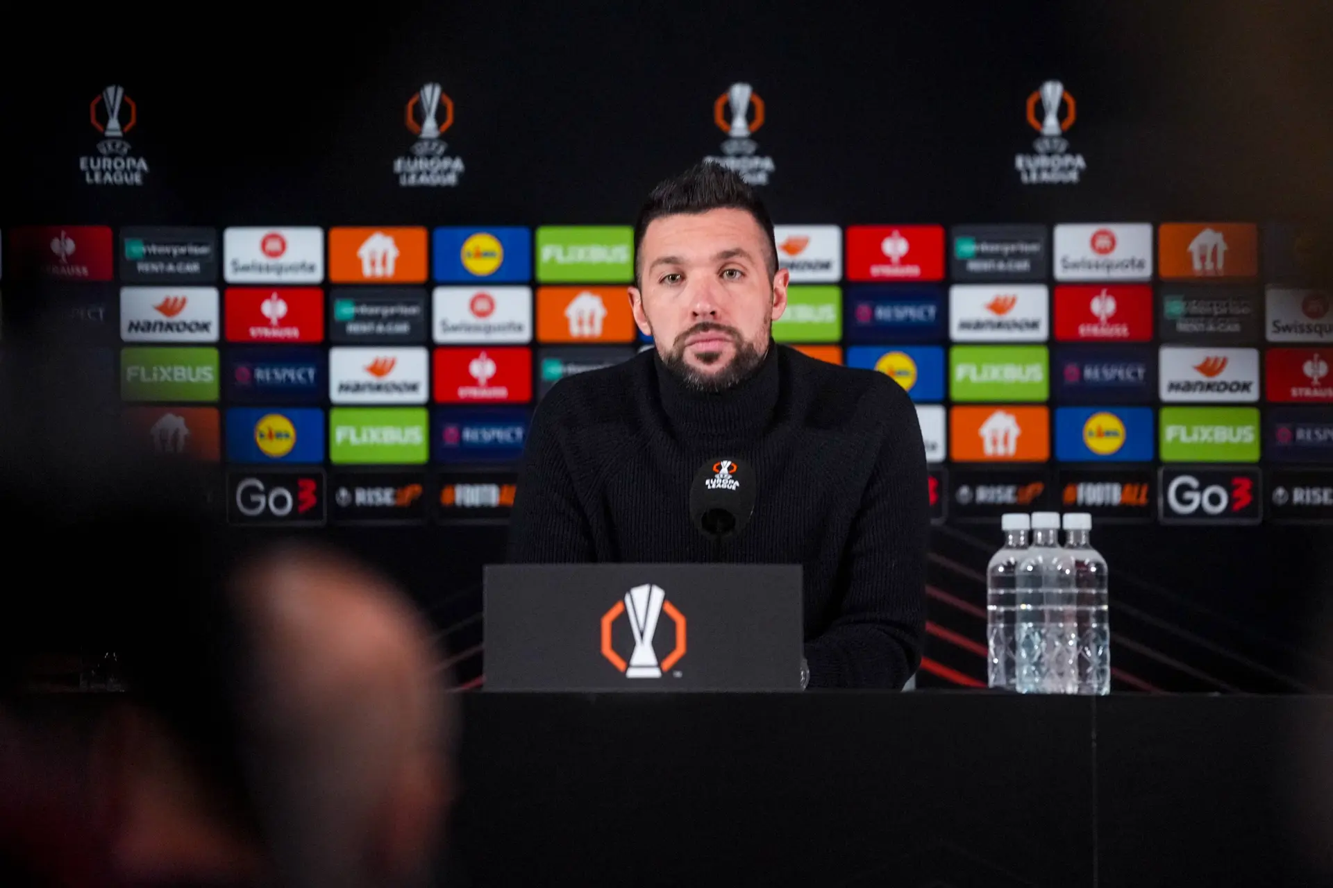 Farioli maakt zich zorgen om fitheid: 'Zonde dat we onze spelers op dit veld moeten gooien'