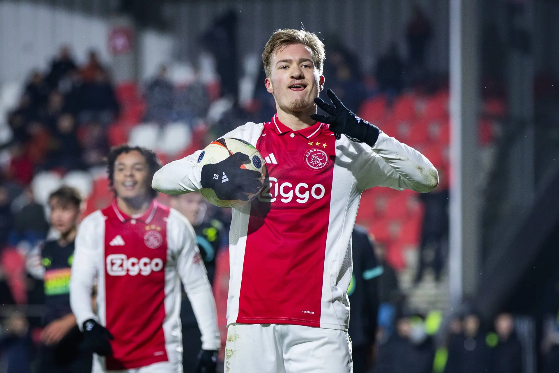 Ajax bevestigt tijdelijk vertrek Rijkhoff; spits wordt verhuurd aan Almere City
