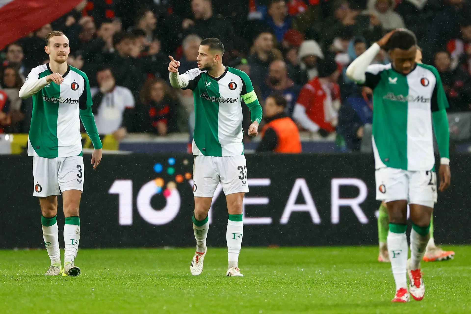 Feyenoord krijgt flink pak slaag in Lille; PSV wint na doelpuntrijk duel van Liverpool