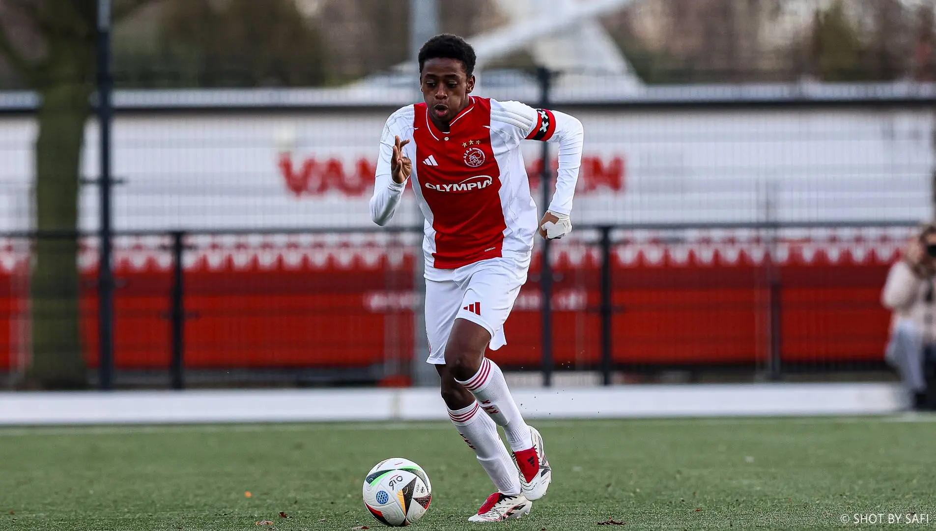 Ajax O16 pakt punt tegen Feyenoord na late gelijkmaker; Ajax O17 hard onderuit bij PEC Zwolle